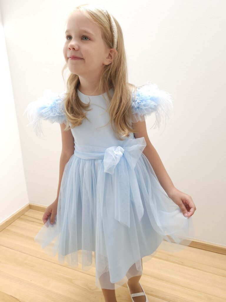 Sukienka dla dziewczynki błękitna, tiulowa z piórkami