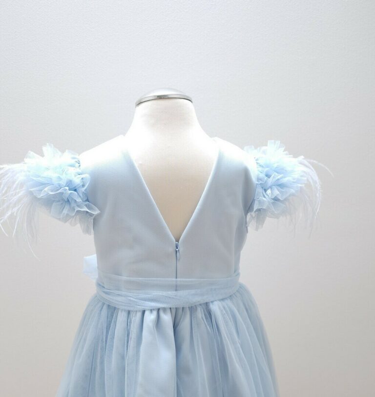 Sukienka dla dziewczynki błękitna, tiulowa z piórkami, widok z tyłu