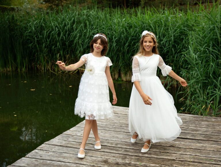 Sukienka dla dziewczynki długa do komunii z gipiurą na rękawach - ecru, wersja druga