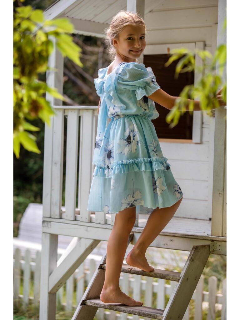 Sukienka dla dziewczynki niebieska w kwiaty, na modelce