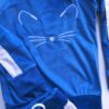 Welurowy komplat z wyszywanym kotkiem w kolorze niebieskim.