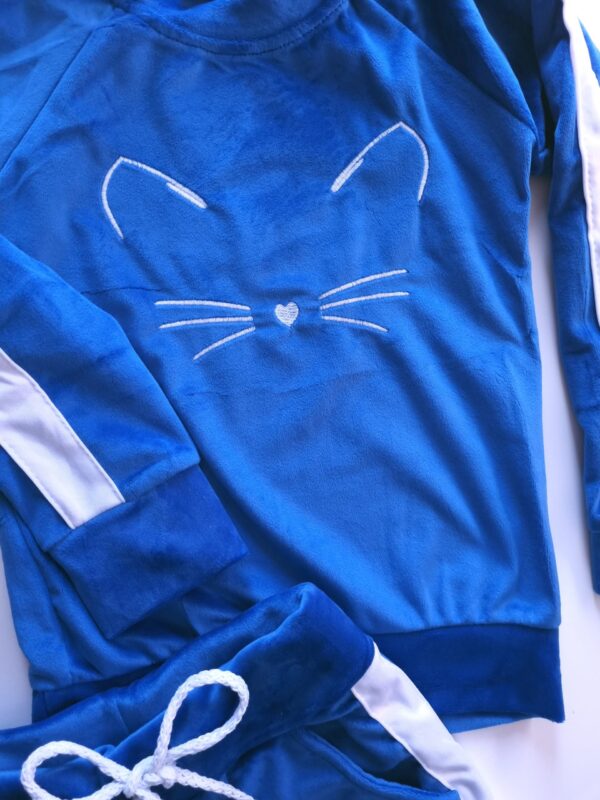 Welurowy komplat z wyszywanym kotkiem w kolorze niebieskim.