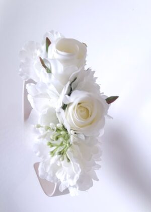 opaska wizytowa z dużymi białymi kwiatami dla dziewczynki