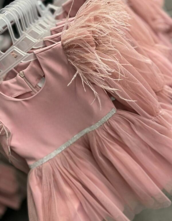 Różowa sukienka ze strusimi piórami dla dziewczynki - zbliżenie.