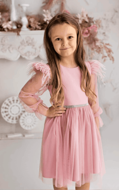 Różowa sukienka ze strusimi piórami