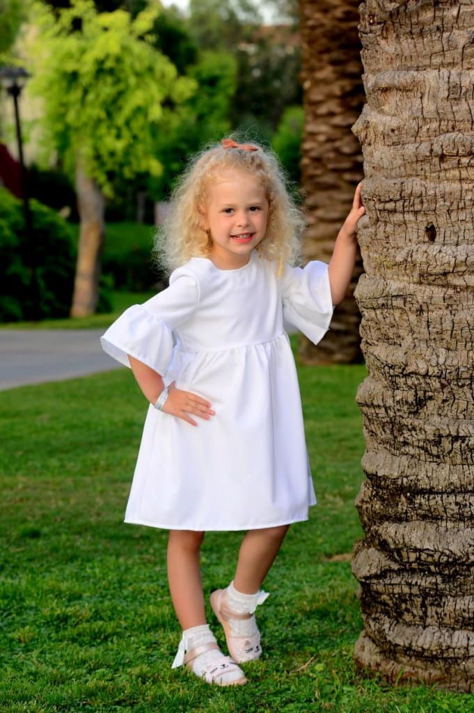 Sukienka dla dziewczynki z ozdobnymi bufkami - biała, wersja druga