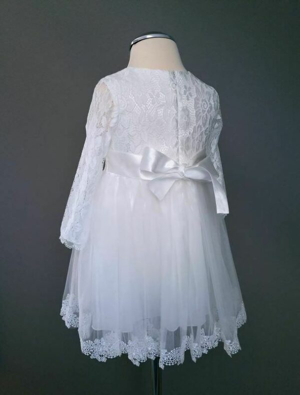 Sukienka na chrzest z długim koronkowym rękawem widok z tyłu