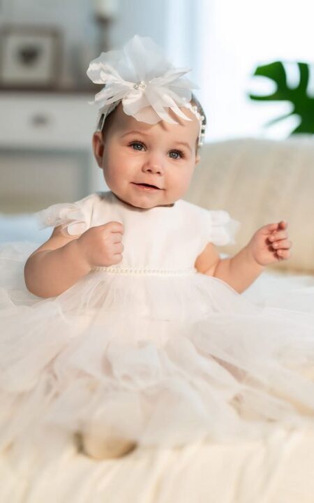 Tiulowa sukienka na chrzest w kolorze ecru