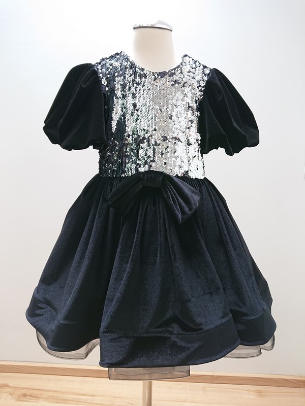 Welurowa, czarna sukienka z cekinami dla dziewczynki.