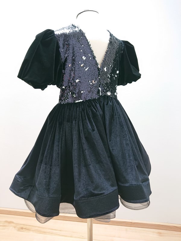 Welurowa, czarna sukienka z cekinami dla dziewczynki, tył