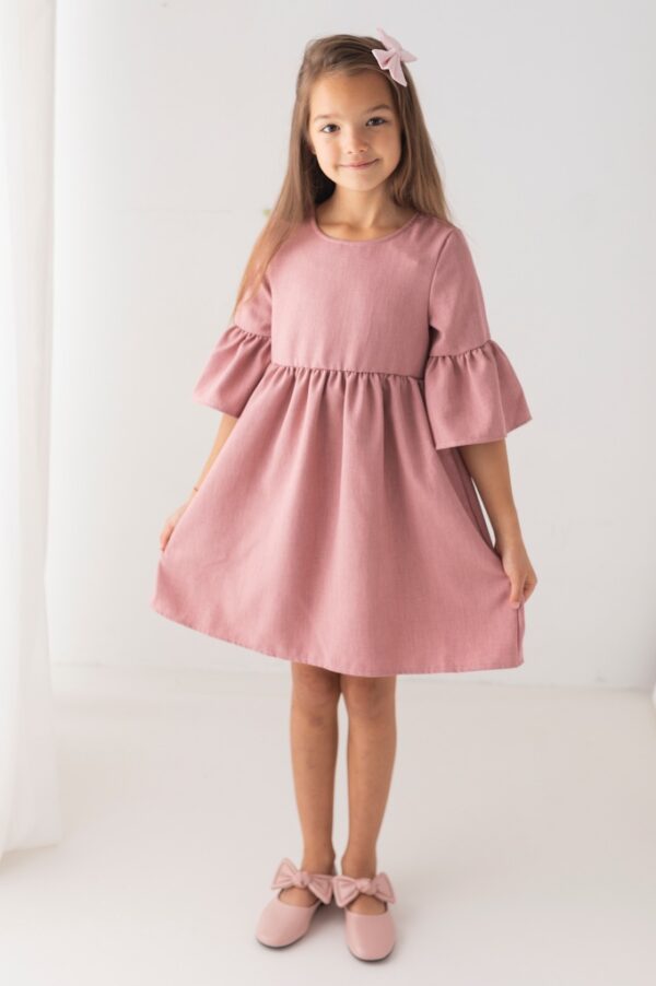 sukienka dla dziewczynki kolor jagodowy rekawy bufki modelka