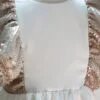 Sukienka ekri z cekinami dla dziewczynki, zbliżenie