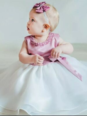 sukienka na modelce- rożowa na chrzest