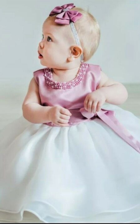 Różowa sukienka na modelce, idealna na chrzest