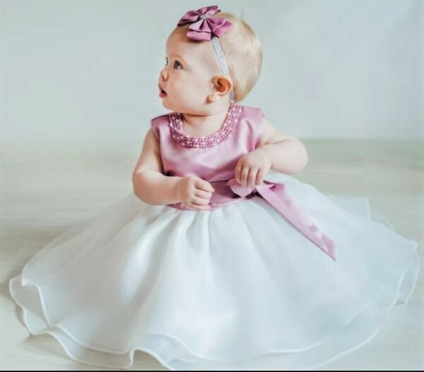 sukienka na modelce- rożowa na chrzest