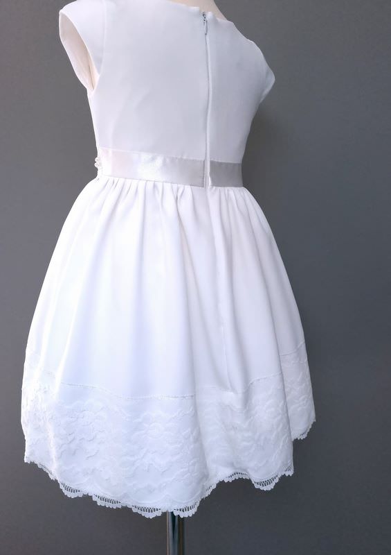 Klasyczna biała sukienka na chrzest, tył