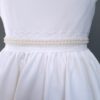 Klasyczna biała sukienka na chrzest, zbliżenie