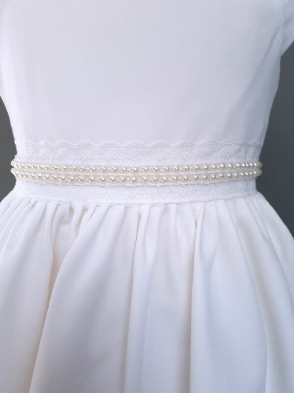 Klasyczna biała sukienka na chrzest, zbliżenie