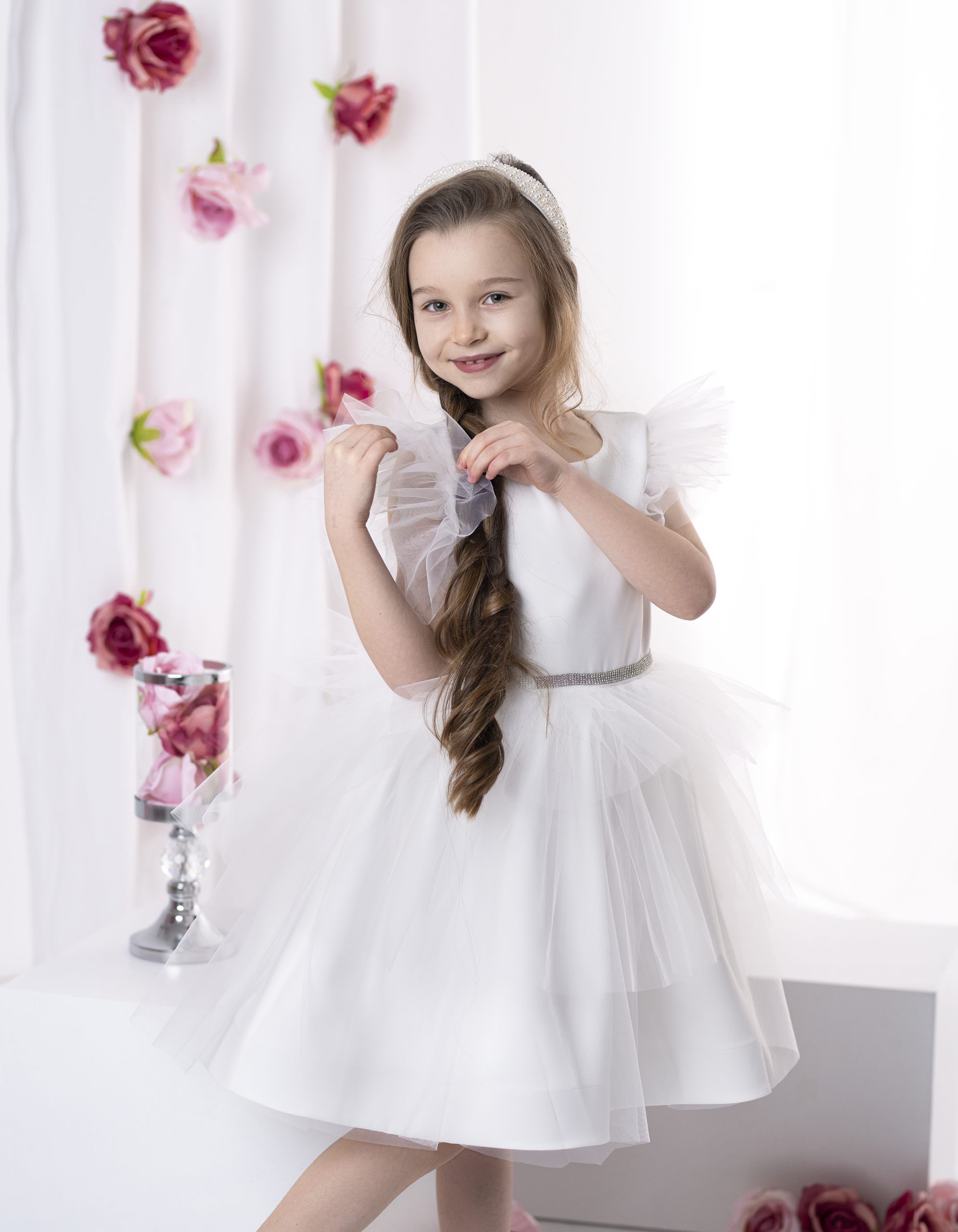 Biała, wizytowa sukienka na specjalna okazję dla dziewczynki.