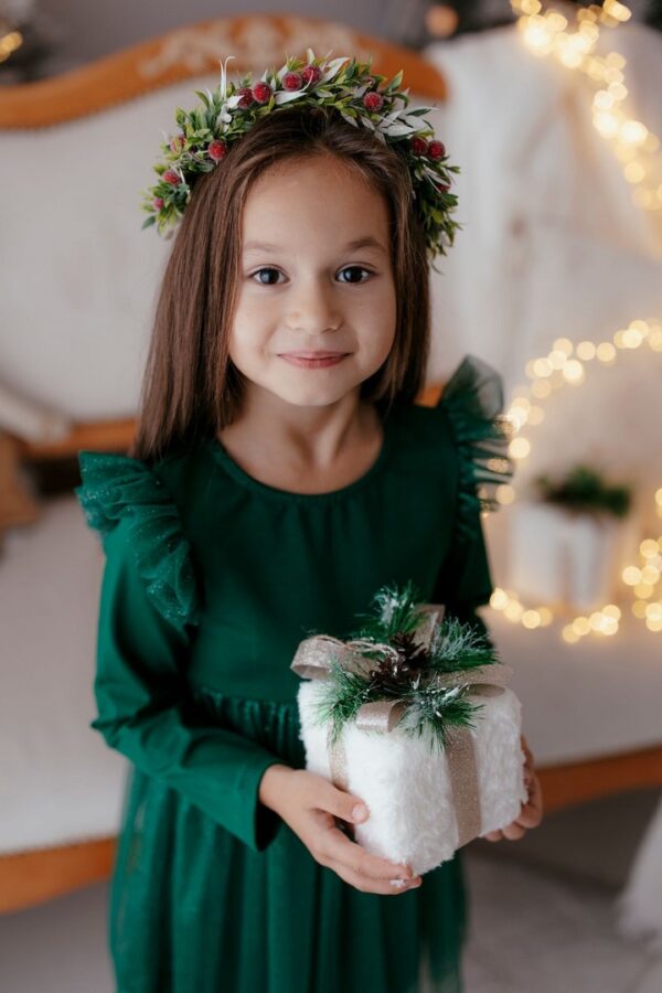 Sukienka w kolorze butelkowej zieleni z błyszczącym tiulem, dla dziewczynki, z prezentem - zbliżenie.