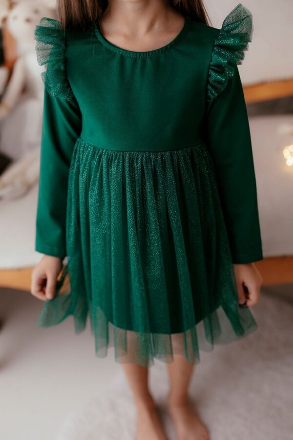 Sukienka w kolorze butelkowej zieleni z połyskującym tiulem, dla dziewczynki - zbliżenie.