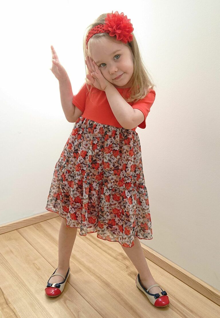Sukienka dla dziewczynki szyfonowa sukienka w kwiaty - czerwona, na modelce
