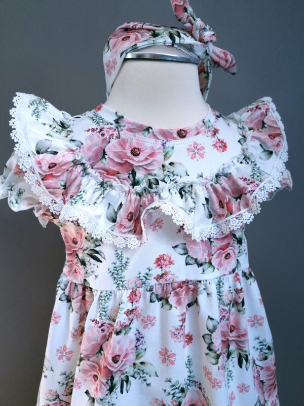 sukienka w kwiatki z opaska niemowlak zblizenie scaled 2