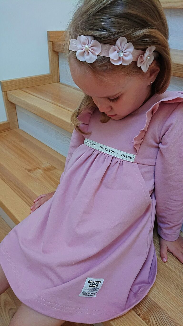 Sukienka dla dziewczynki bawełniana z kieszonkami - różowa, na modelce