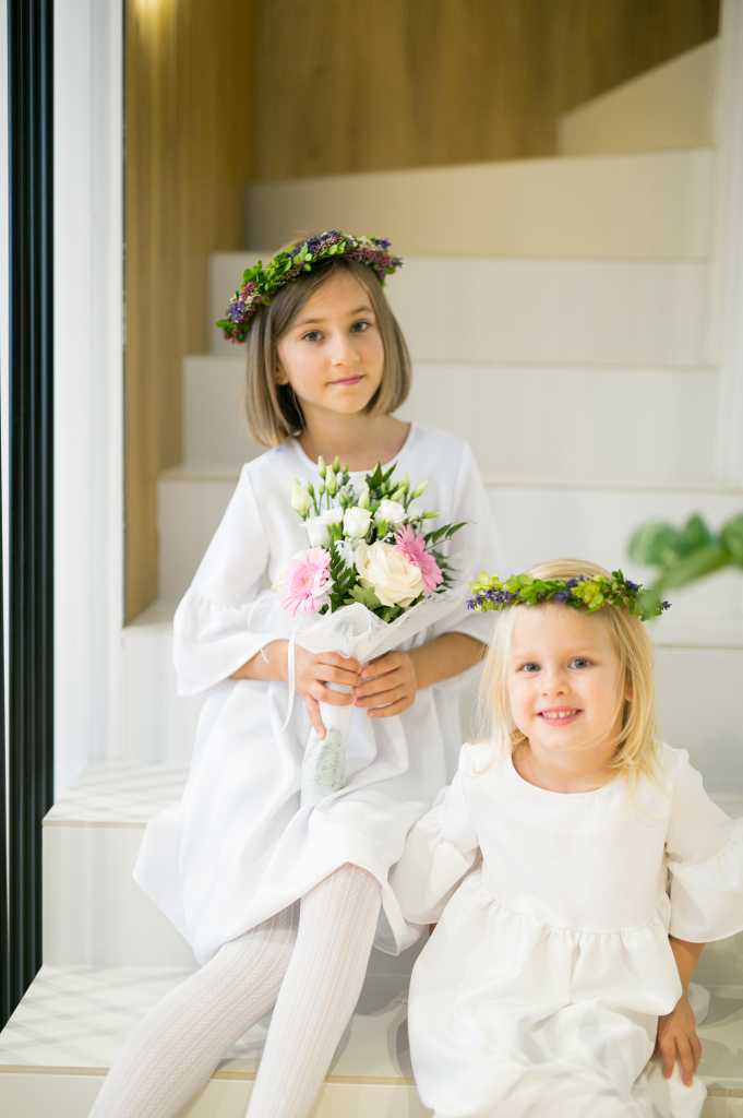 Sukienka dla dziewczynki z ozdobnymi bufkami - biała, wersja druga