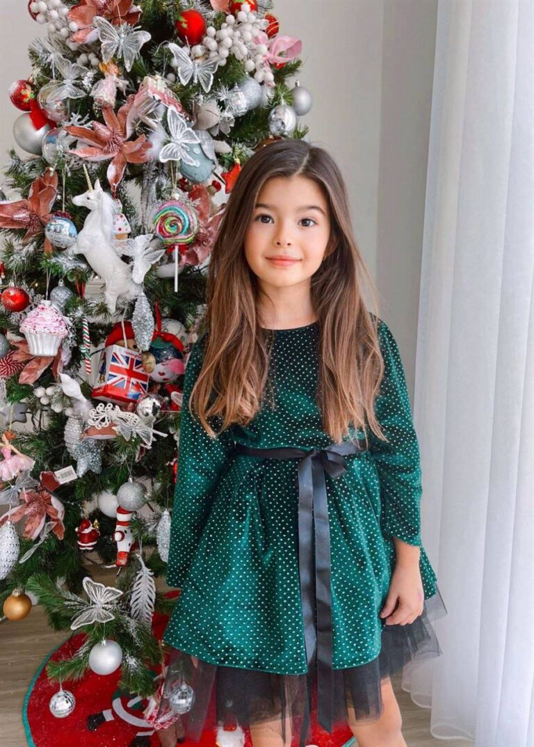 Sukienka dla dziewczynki w srebrne kropki - butelkowa zieleń, na modelce