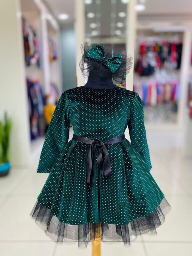 Sukienka dla dziewczynki w srebrne kropki - butelkowa zieleń, wersja druga