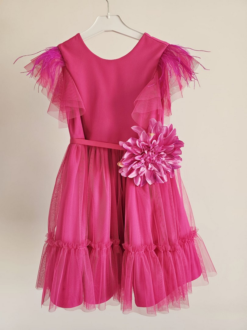Amarantowa, tiulowa sukienka z piórkami dla starszej dziewczynki.