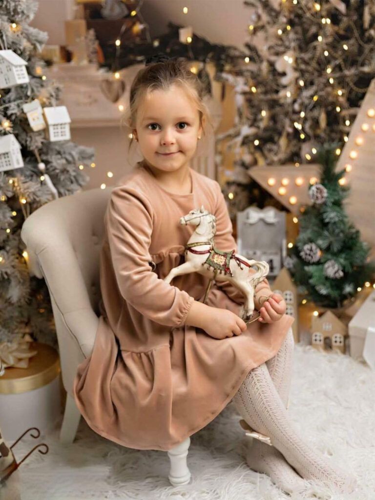 Beżowa sukienka z miękkiego weluru