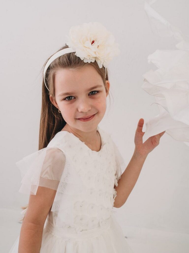 Sukienka dla dziewczynki delikatnie śmietankowa z kwiatkami 3 d