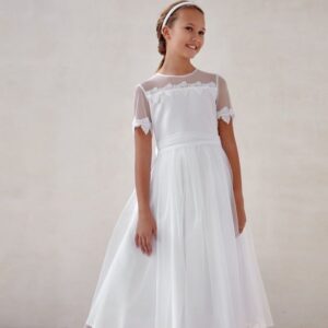 Biała sukienka do Komunii przyozdobiona gipiurowymi listkami