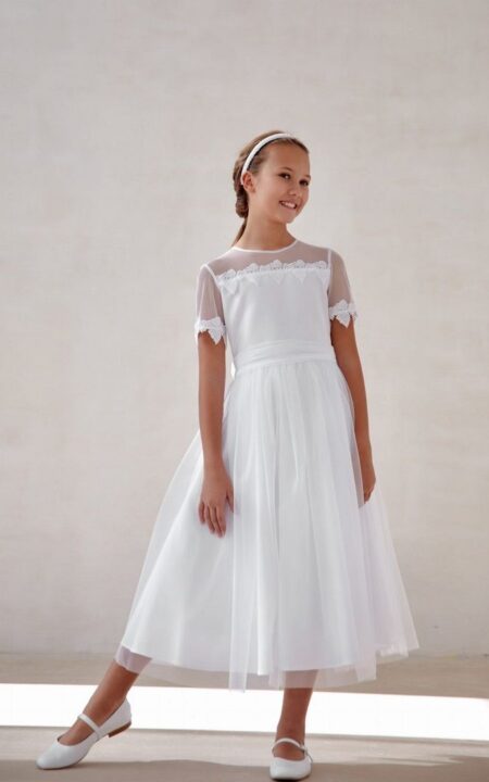 Biała sukienka do Komunii przyozdobiona gipiurowymi listkami