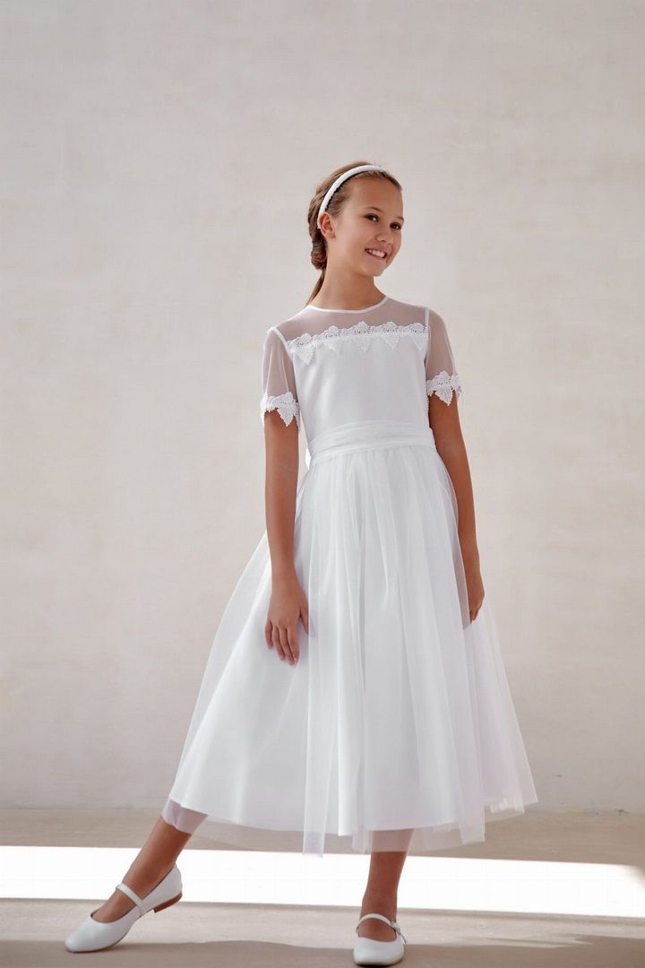 Biała sukienka do Komunii przyozdobiona gipiurowymi listkami