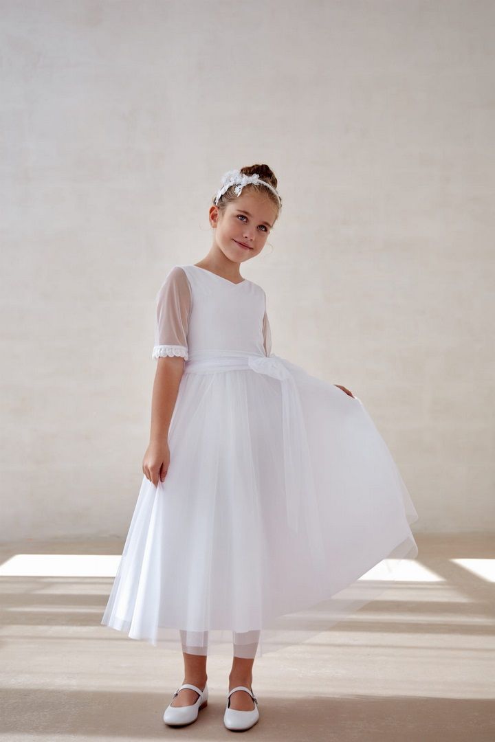 Biała, prosta suknia na komunię z aplikacją na plecach