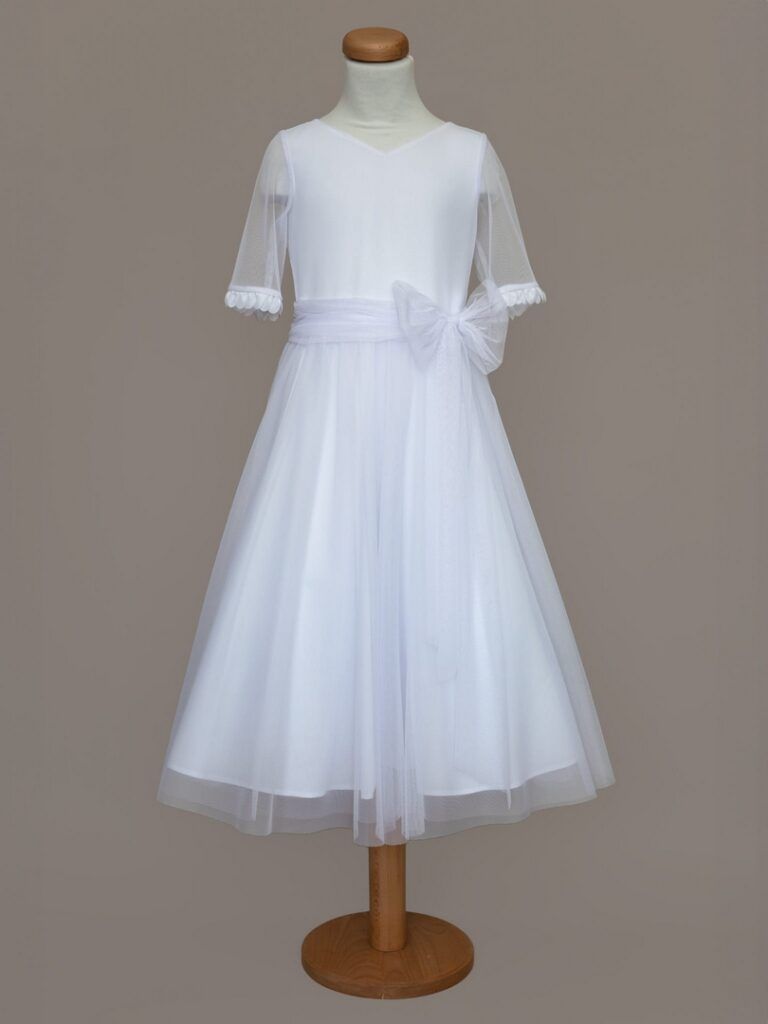 Biała, prosta suknia na komunię z aplikacją na plecach, widok - przód