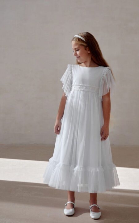 Biała suknia do komuni z ozdobną taśmą w talii