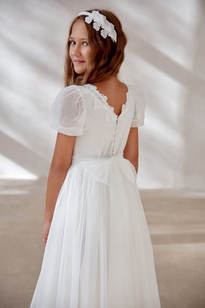 Biała sukienka do Komunii z bufiastymi rękawkami i listkami