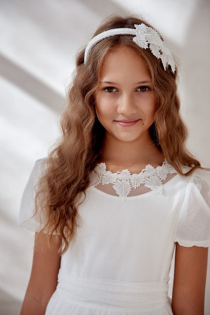 Biała suknia komunijna z listkami na dekolcie i plecach