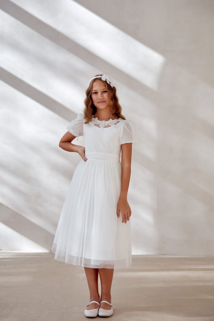 Biała sukienka do Komunii z bufiastymi rękawkami