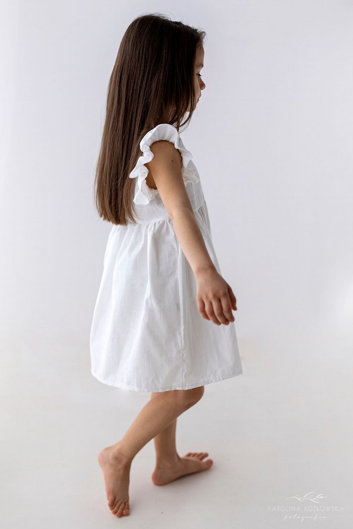 biala sukienka falowane rekawy zakardowa bawelna bok