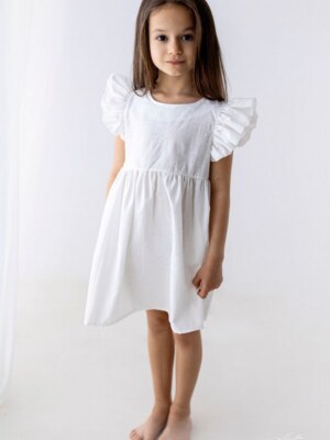 biala sukienka falowane rekawy zakardowa bawelna modelka