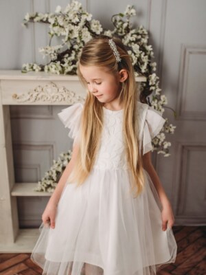 Biała sukienka z wyszywanym wzorem, dla małej dziewczynki.