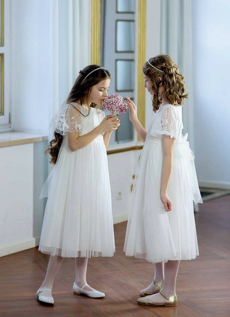 biala suknia na komunie koronkowy rekaw wzor