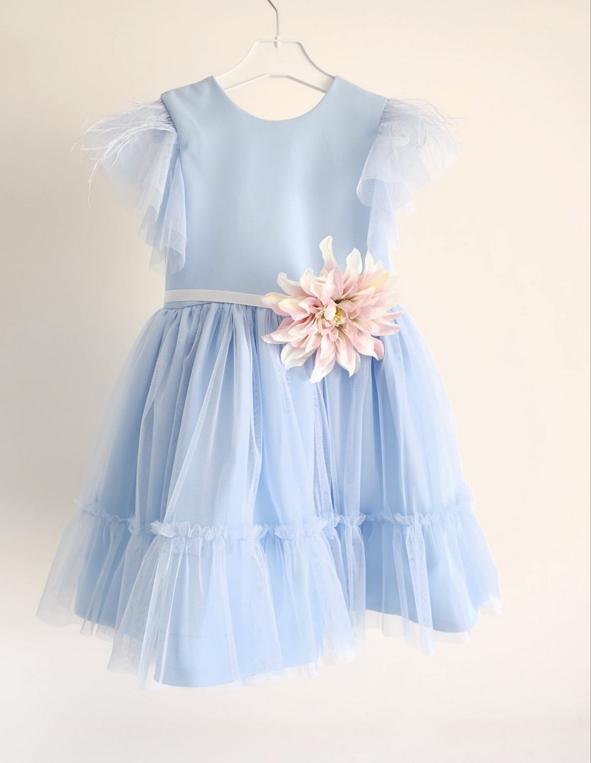 Niebieska, tiulowa sukienka z kwiatem dla dziewczynki na wesele.