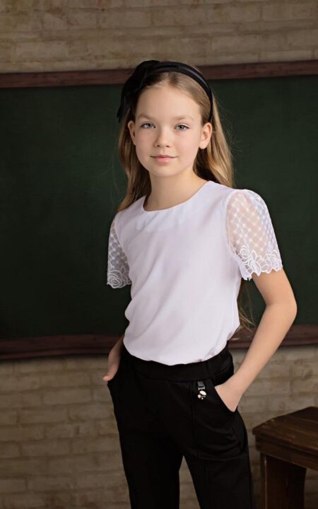 Biała bluzka z haftowanymi rękawami, dla dziewczynki