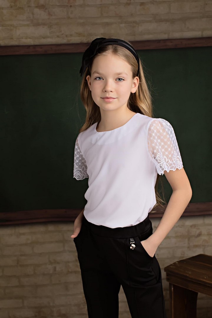 Biała bluzka z haftowanymi rękawami, dla dziewczynki.